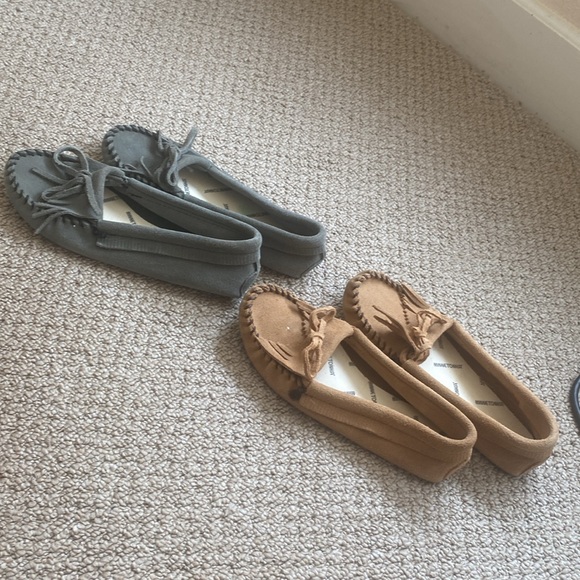 2 Minnetonka Moccasins in Tan and Grey. Suede Soft Sole Kilty Fringe Tie Size 6. - Picture 8 of 15